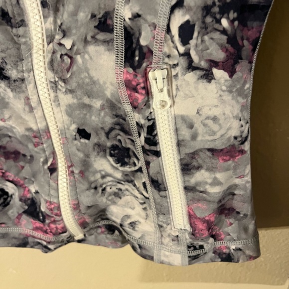 New without tags Lululemon zip jacket with zip pockets. Size 4 - Picture 4 of 9